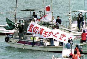 Fishing boats protest Isahaya Bay reclamation project